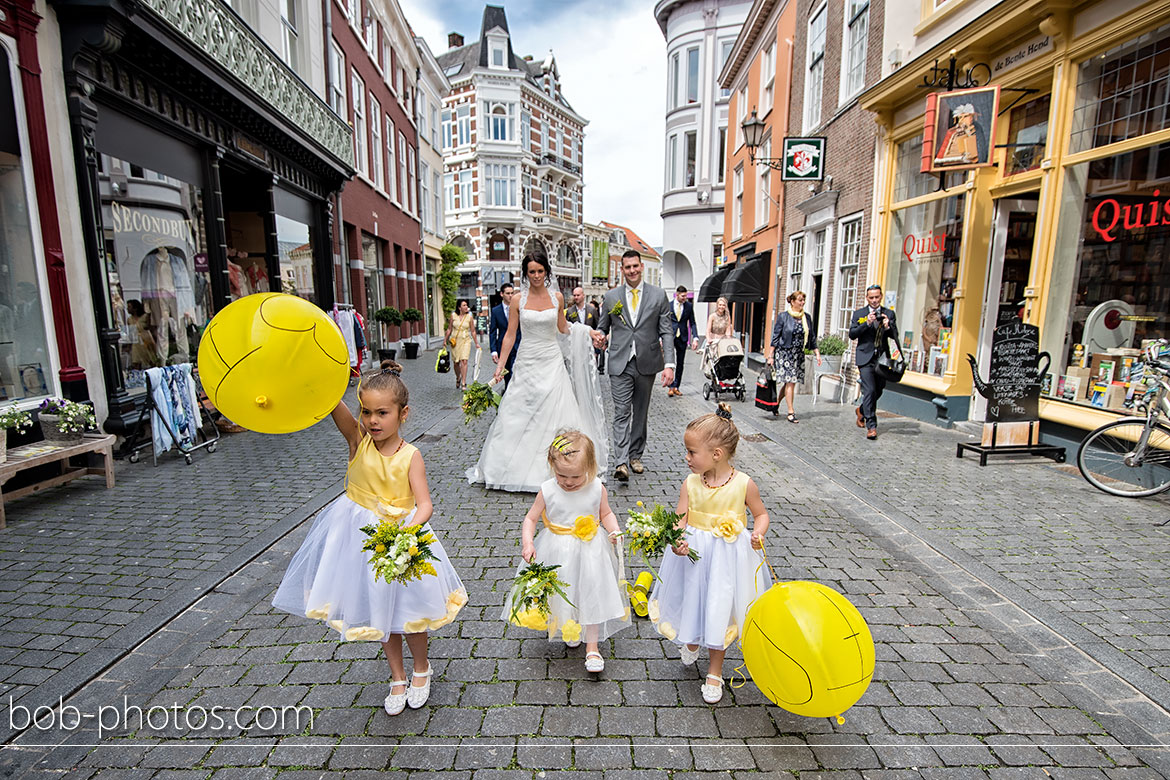 Bruidsmeisjes met gele ballonnen