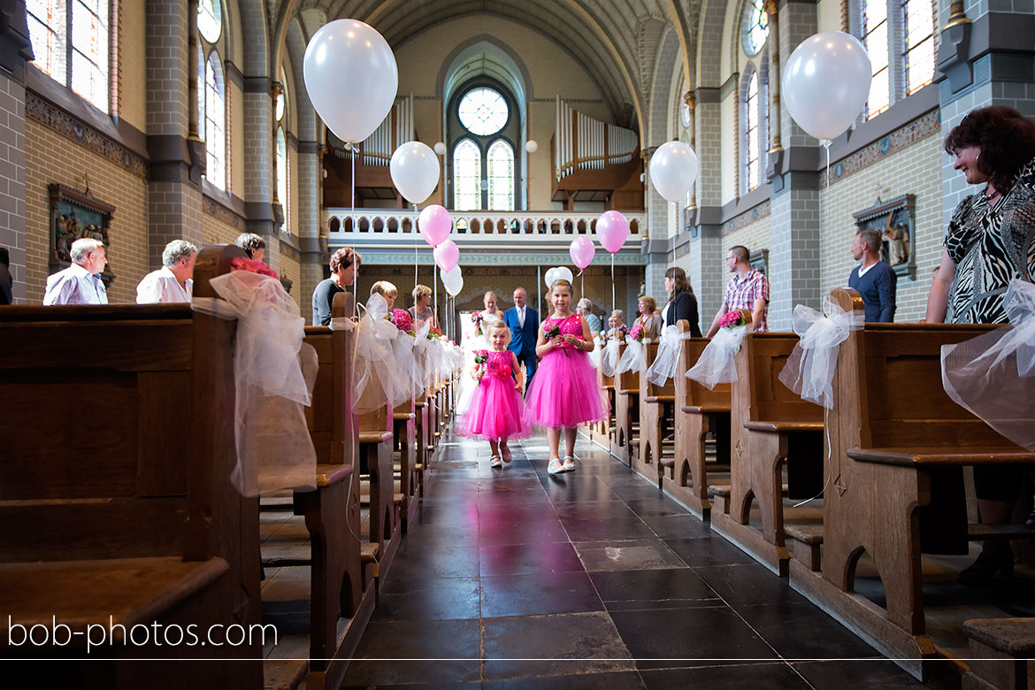 Bruidsmeisjes in de kerk