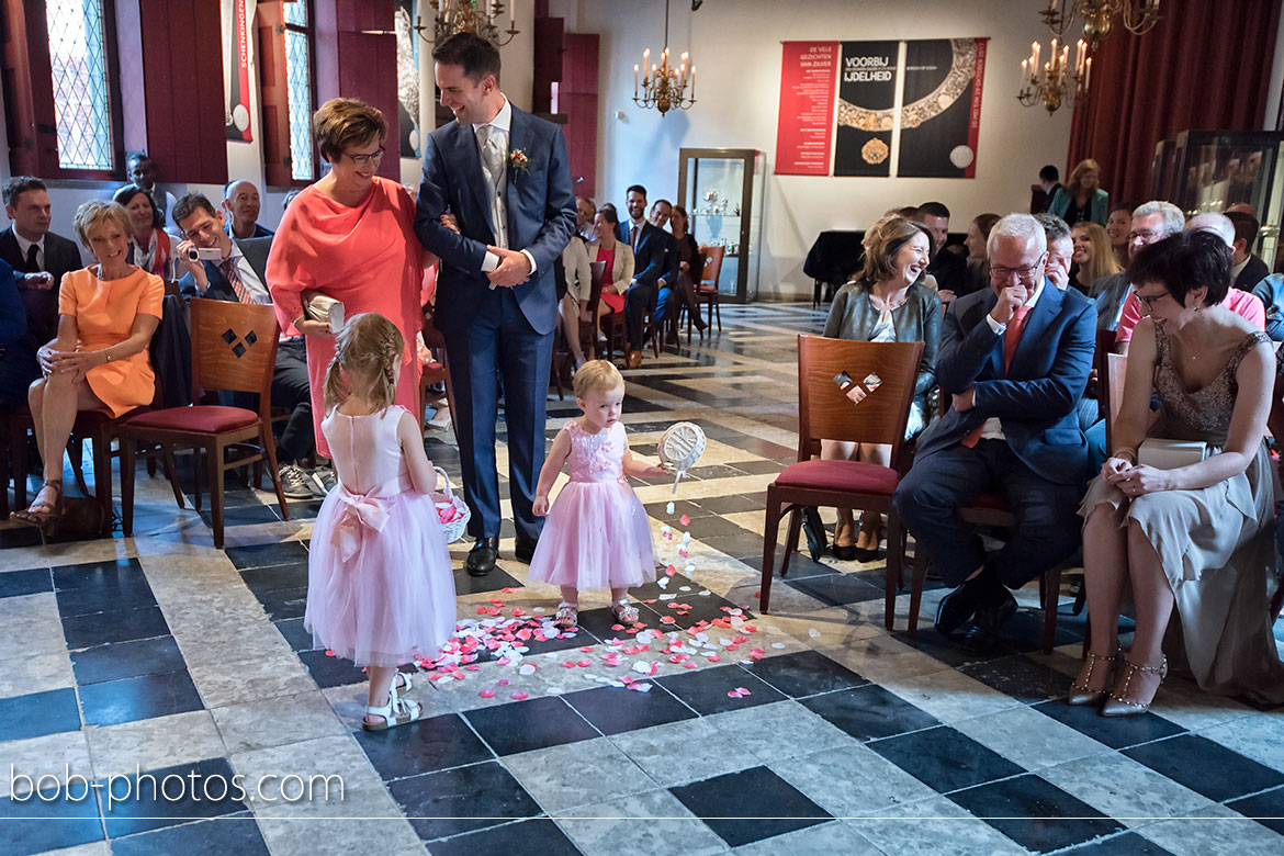 Bruidskinderen met rozenblaadjes