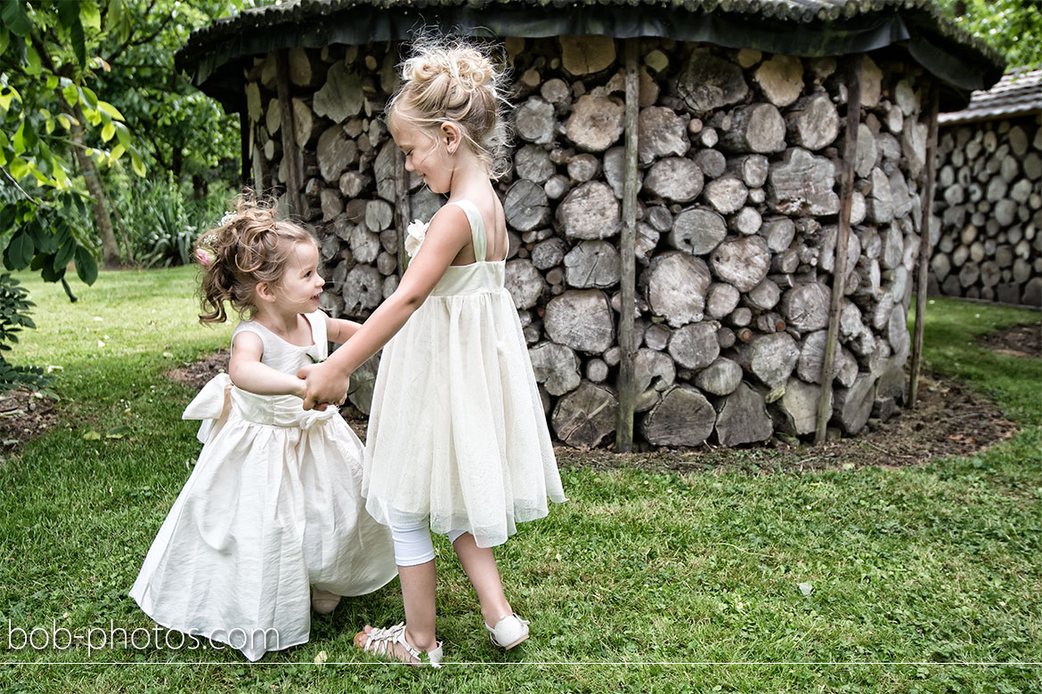 Dansende bruidsmeisjes