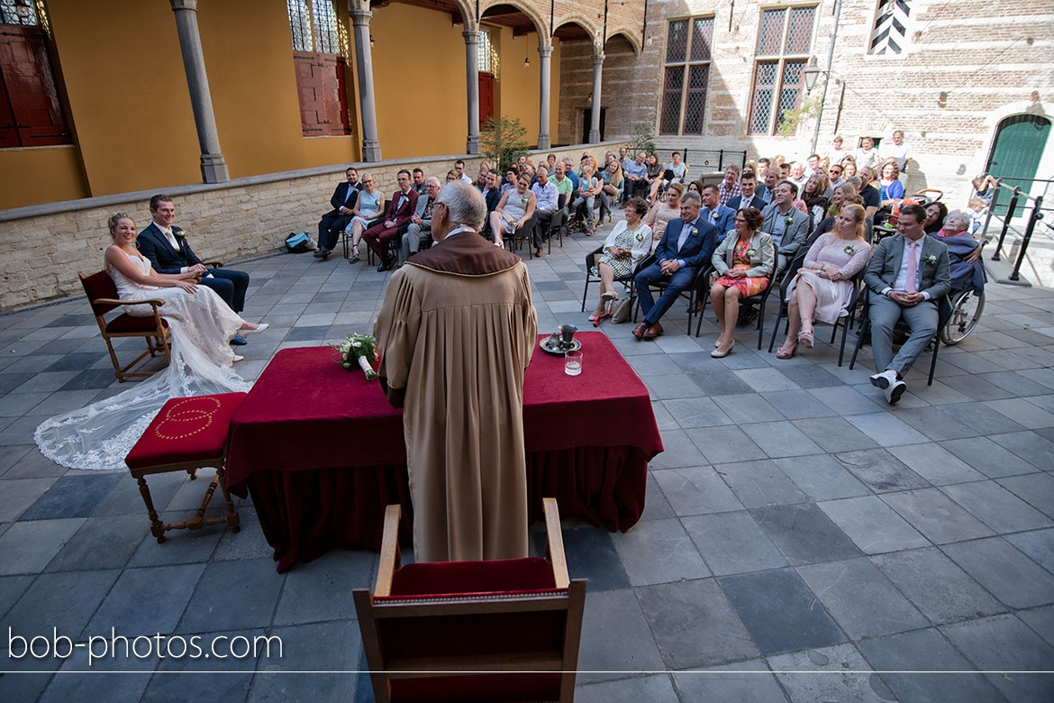 Bruidsfotografie kleine binnenplaats Markiezenhof