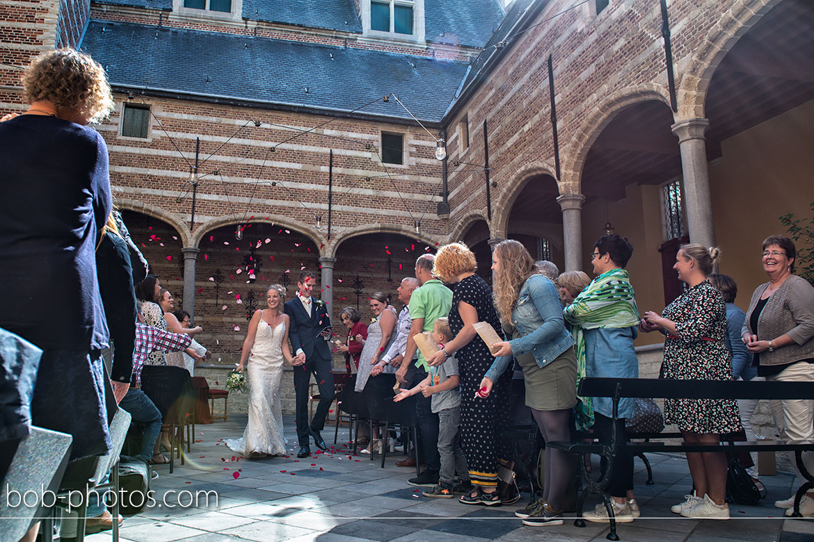 Bruidsfotografie kleine binnenplaats Markiezenhof