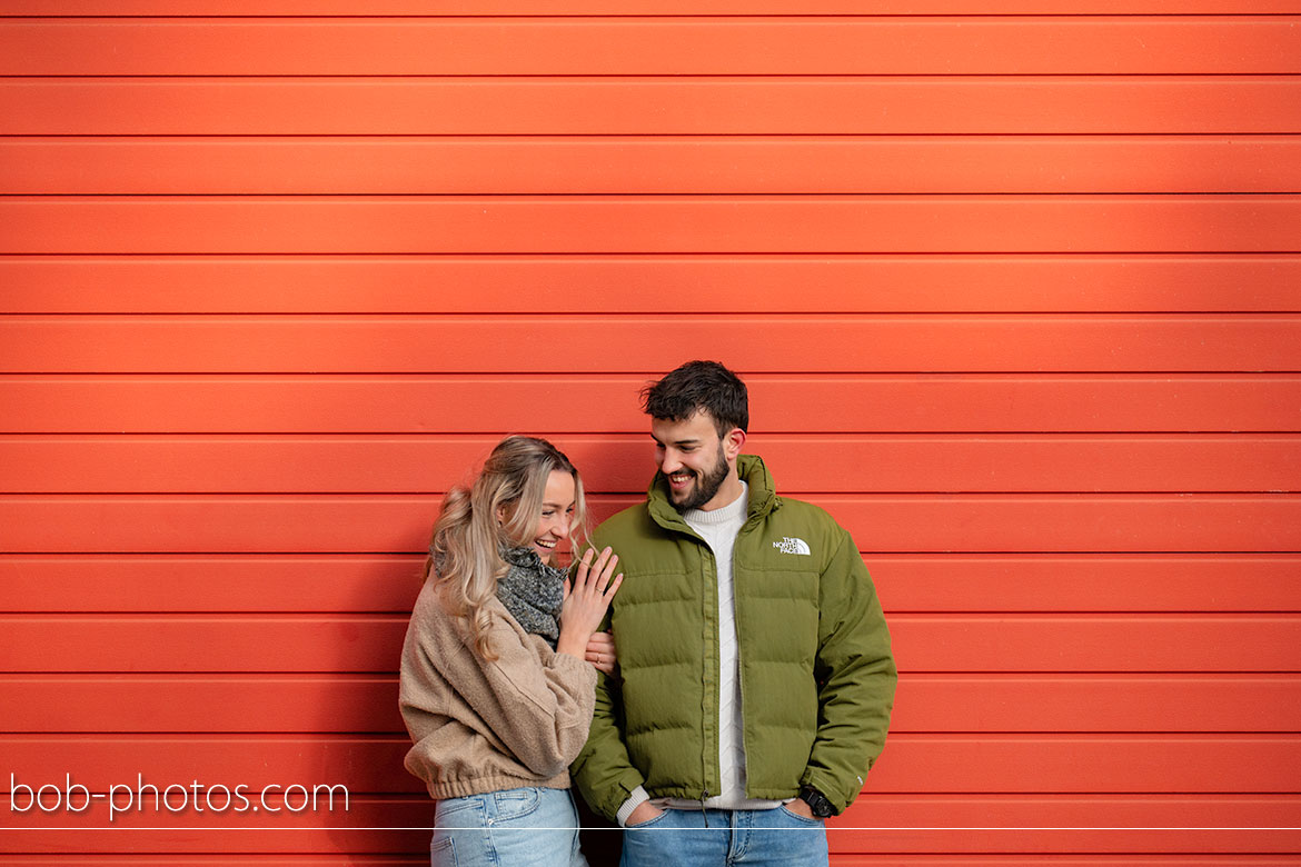 Eefje en Rick lachen naar elkaar tijdens romantische loveshoot in Rotterdam.
