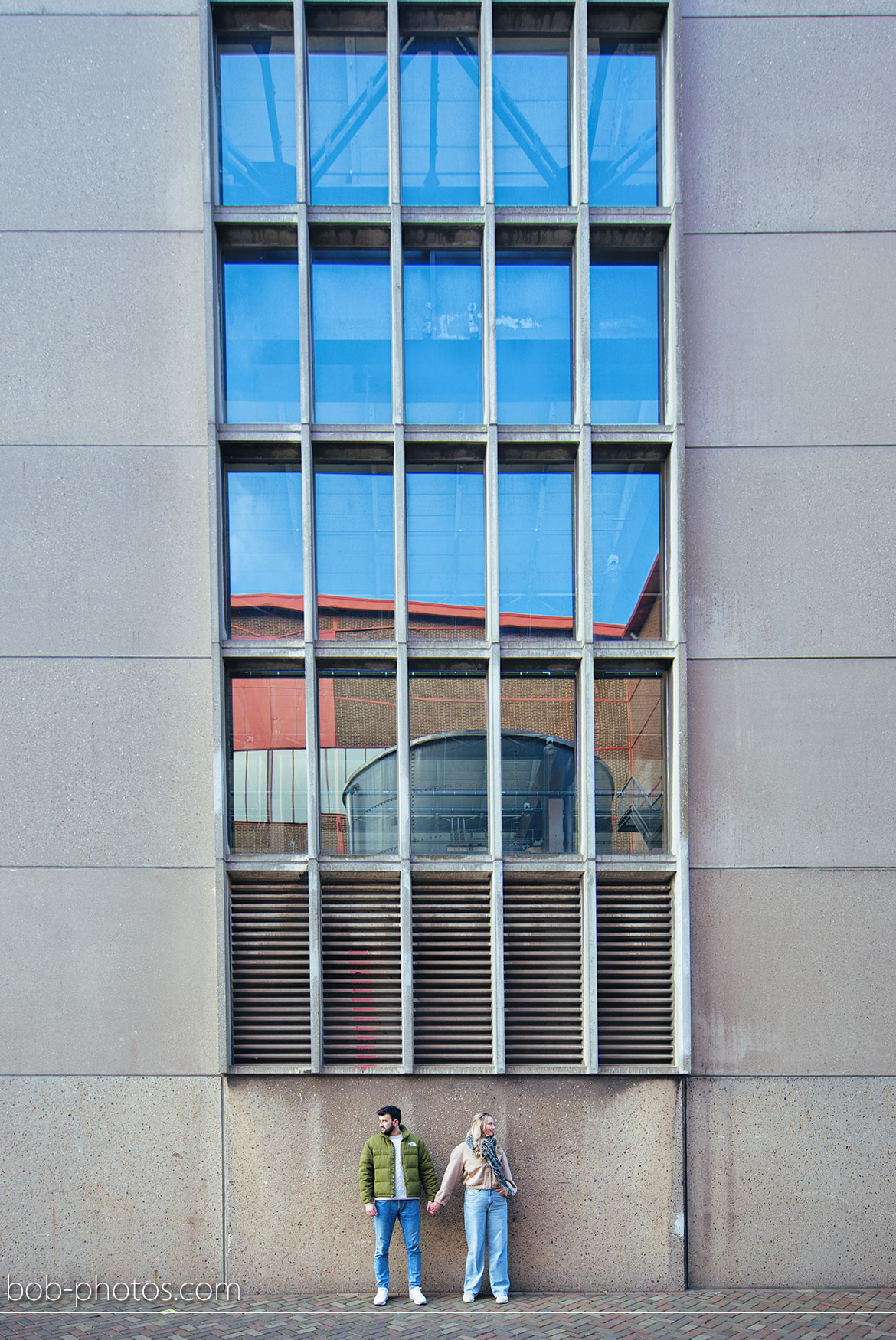 Stoere architectuur als decor voor de loveshoot van Eefje en Rick op Valentijnsdag.